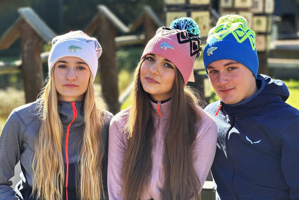 Czapka narciarska Eisbar Ziggy OS Pompon Strawberry Black Azure 2025